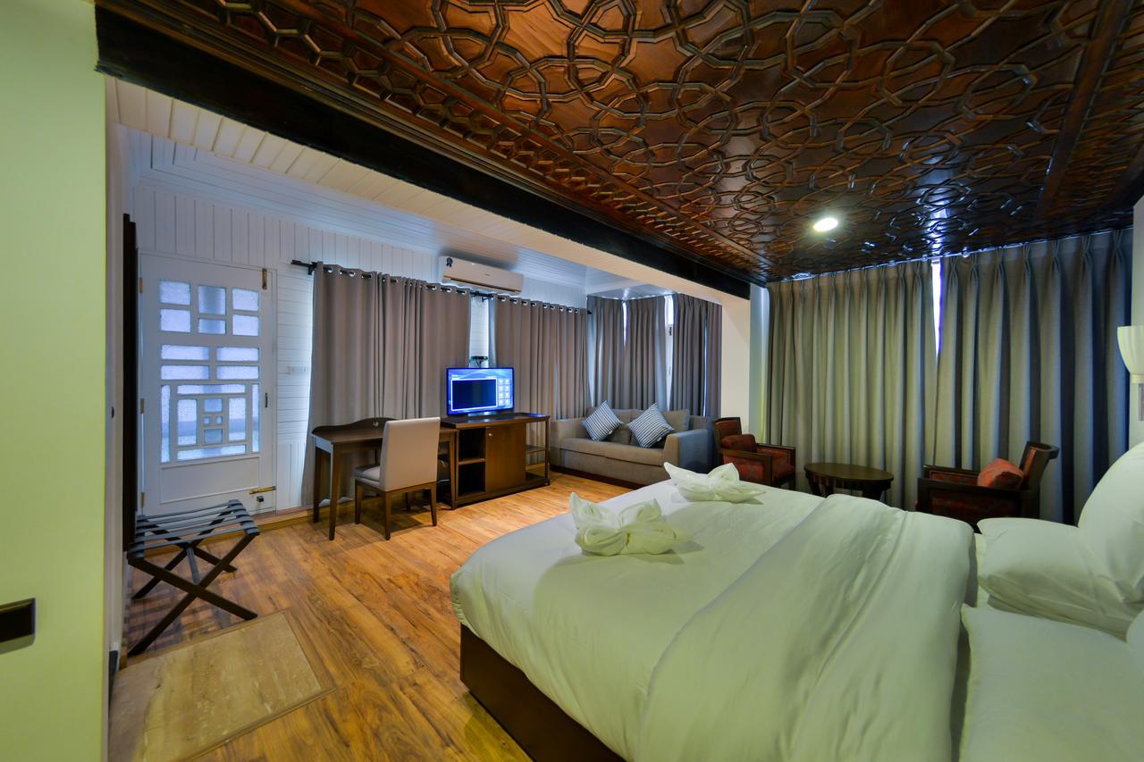 Srīnagar Hotel Metropolis מראה חיצוני תמונה